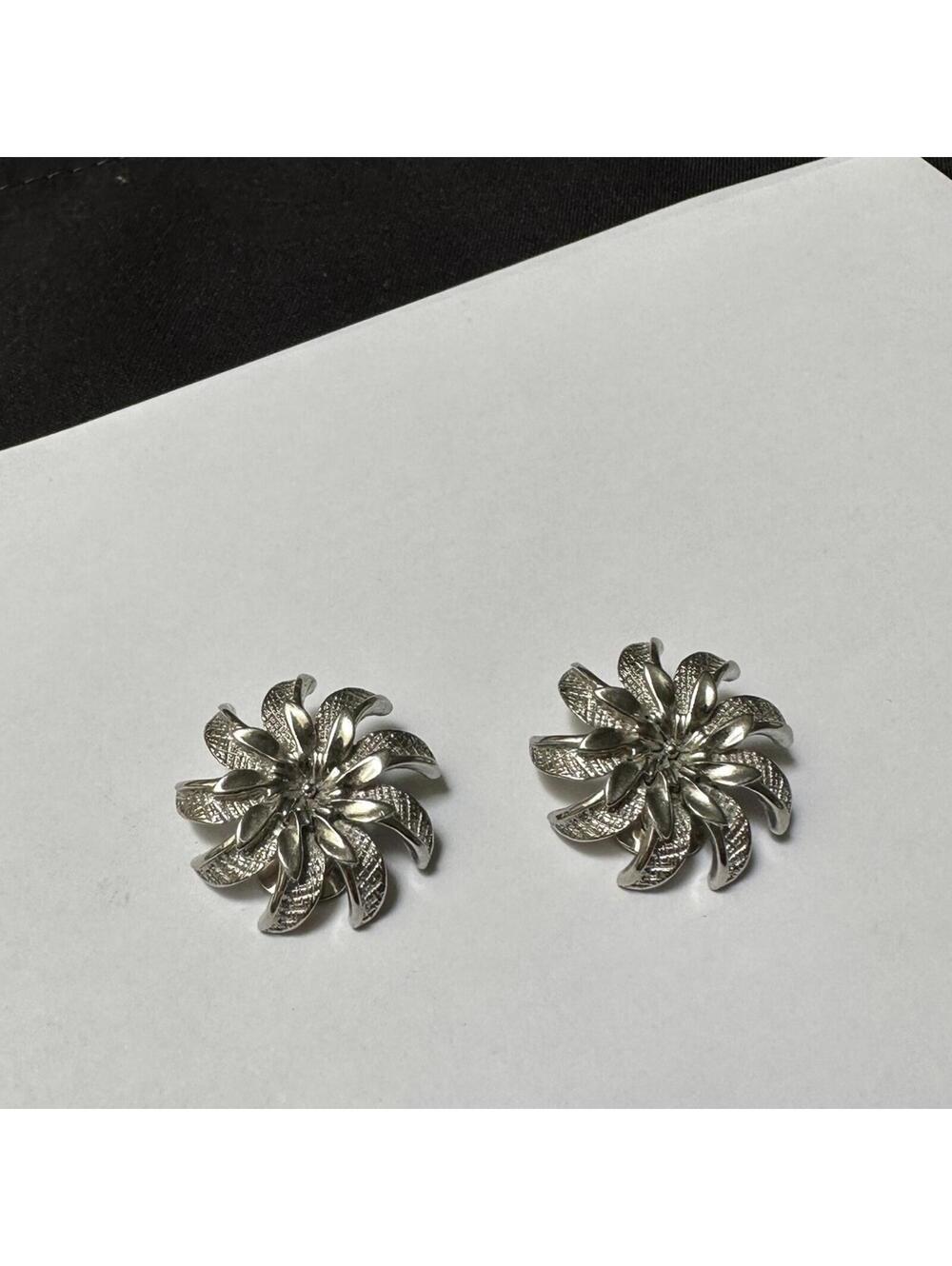 Vintage Kramer Silver Tone Textured Flower Clip On Earrings Signed - Picture 7 of 8